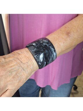 VTG MARBLED LUCITE WIDE CUFF BLACK WHITE SWIRL TOURMALINE QUARTZ EFFECT BRACELET